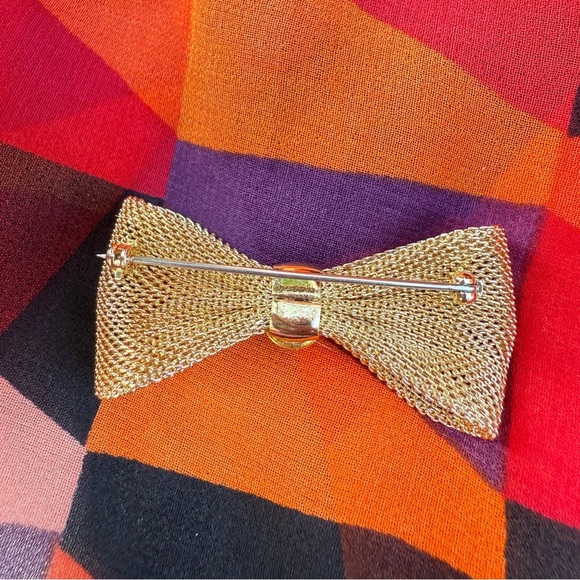 Bow Tie Pin with Purple Lucite Cabochon Jewel in Gold Tone Mesh - Picture 15 of 16
